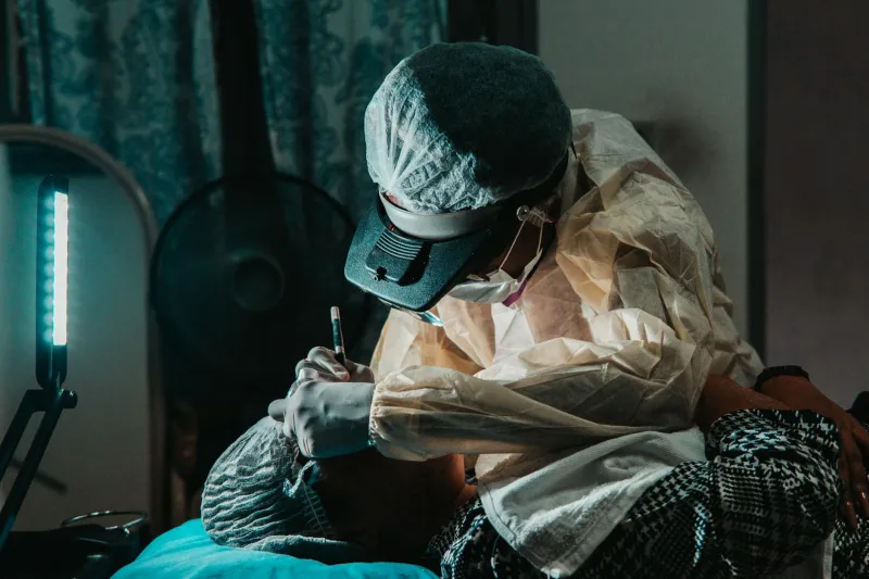 The Kitchen Table Surgeon: How a Kentucky Dropout Saved Medicine by Ignoring Everything Doctors Knew